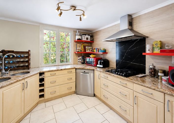 Image No.6-5 Bed House for sale