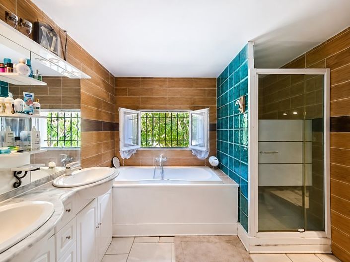 Image No.9-5 Bed House for sale