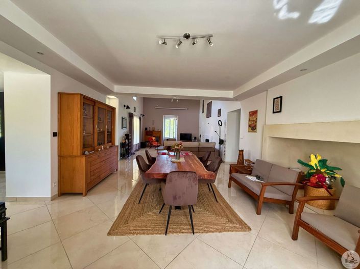 Image No.8-5 Bed House for sale
