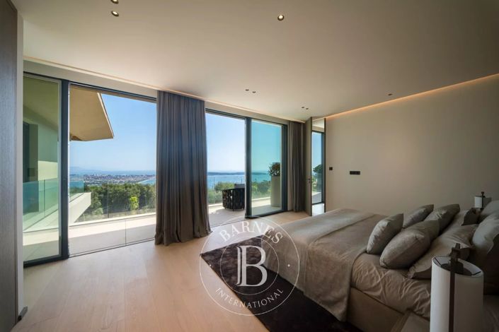 Image No.20-5 Bed House for sale