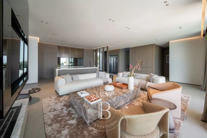 Image No.7-5 Bed House for sale