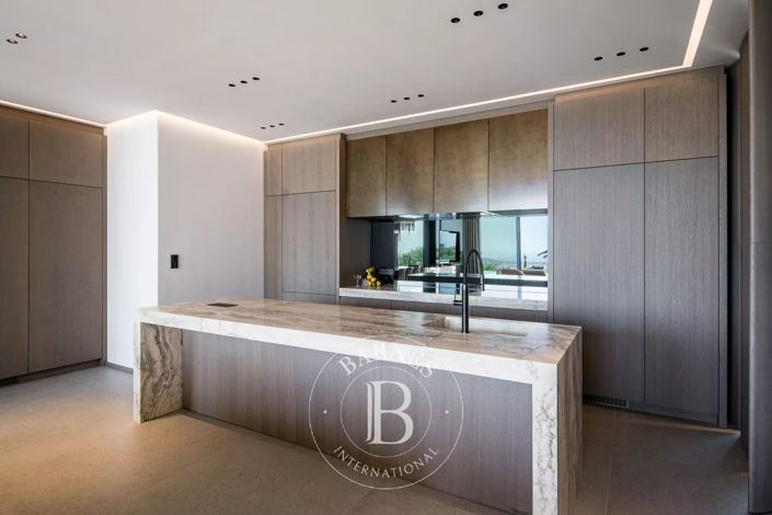 Image No.9-5 Bed House for sale