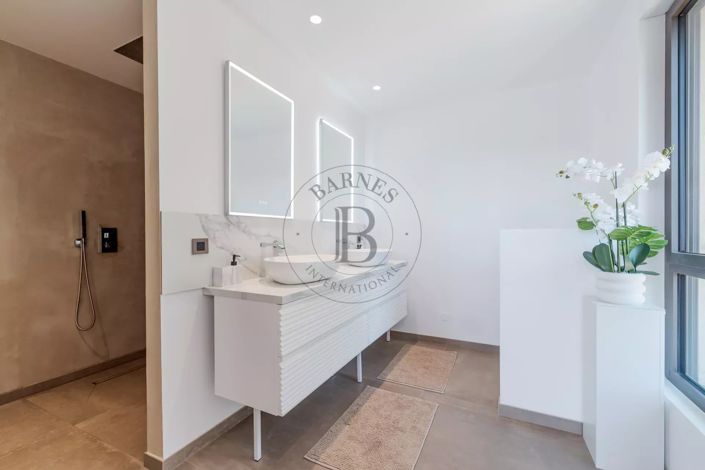 Image No.8-5 Bed House for sale