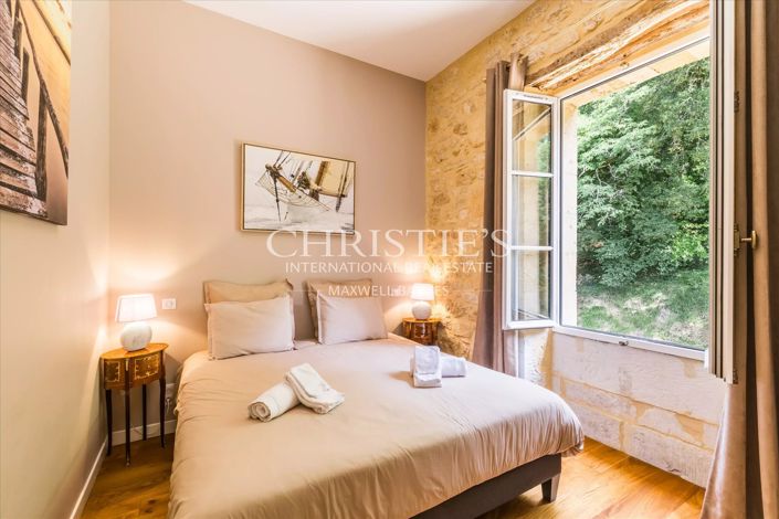 Image No.10-11 Bed Property for sale