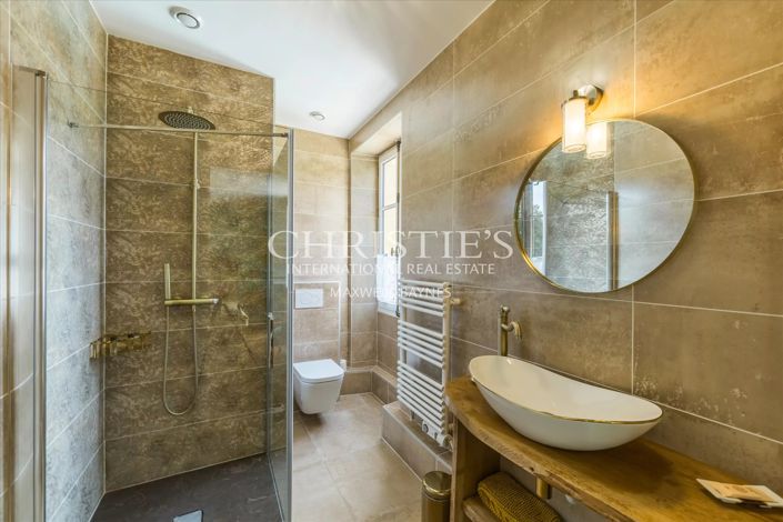 Image No.15-11 Bed Property for sale