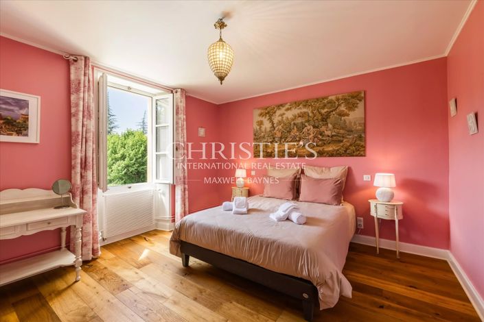 Image No.18-11 Bed Property for sale