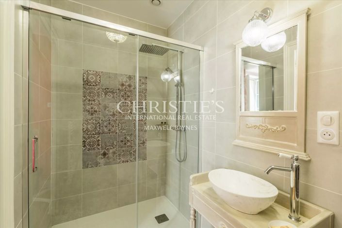 Image No.19-11 Bed Property for sale