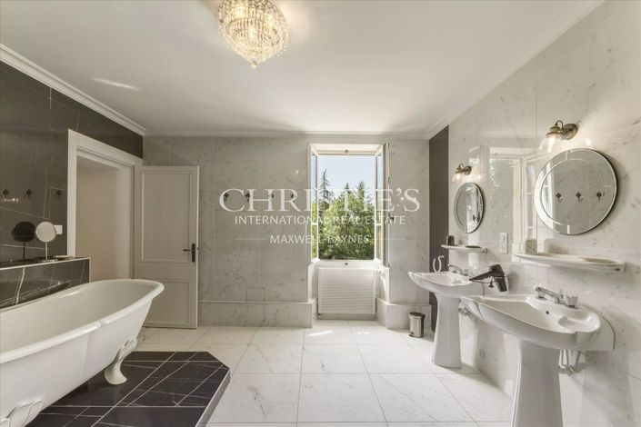 Image No.20-11 Bed Property for sale
