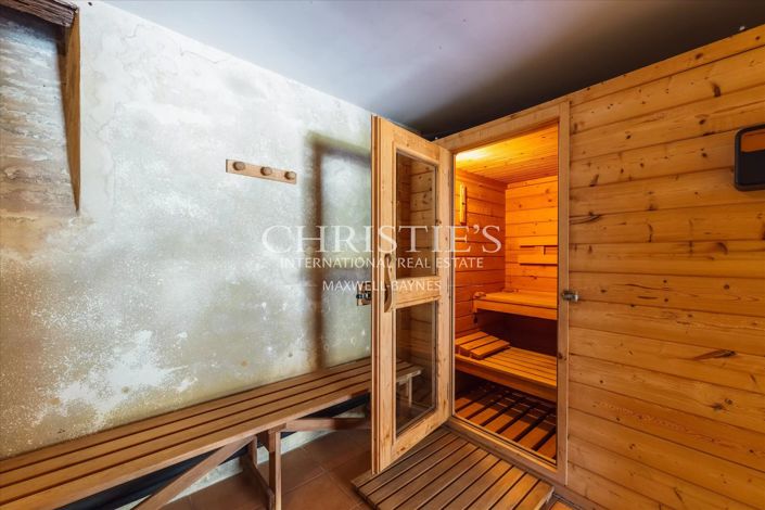 Image No.28-11 Bed Property for sale