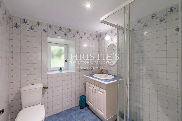 Image No.34-11 Bed Property for sale