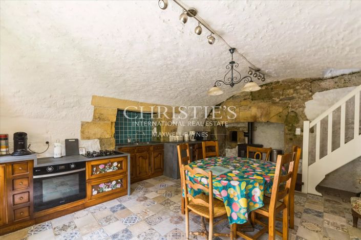 Image No.36-11 Bed Property for sale