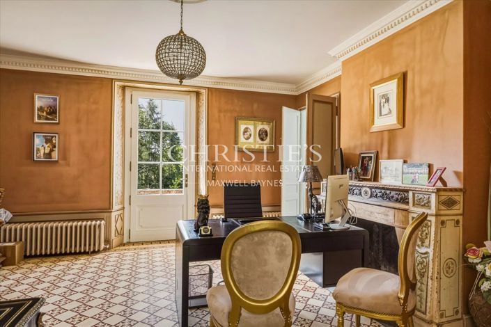 Image No.6-11 Bed Property for sale