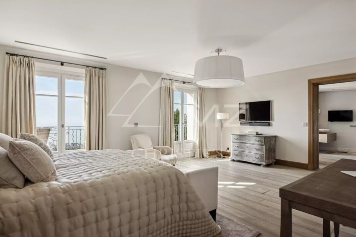 Image No.8-8 Bed House for sale