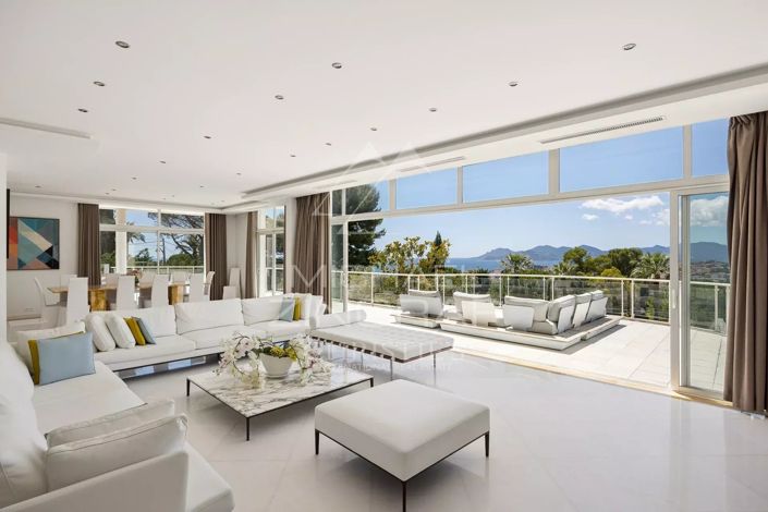 Image No.4-8 Bed House for sale
