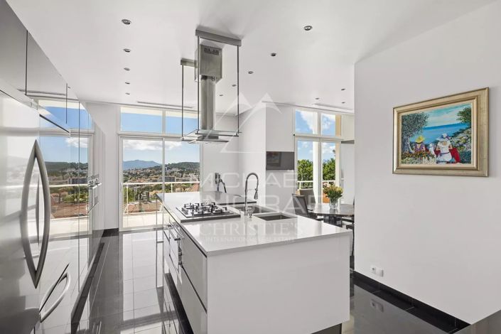 Image No.5-8 Bed House for sale