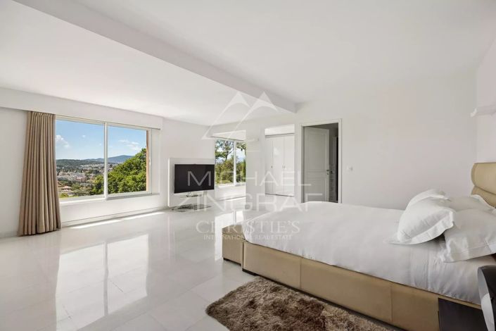 Image No.6-8 Bed House for sale