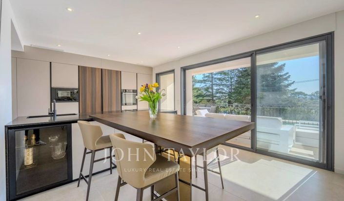 Image No.3-5 Bed House for sale