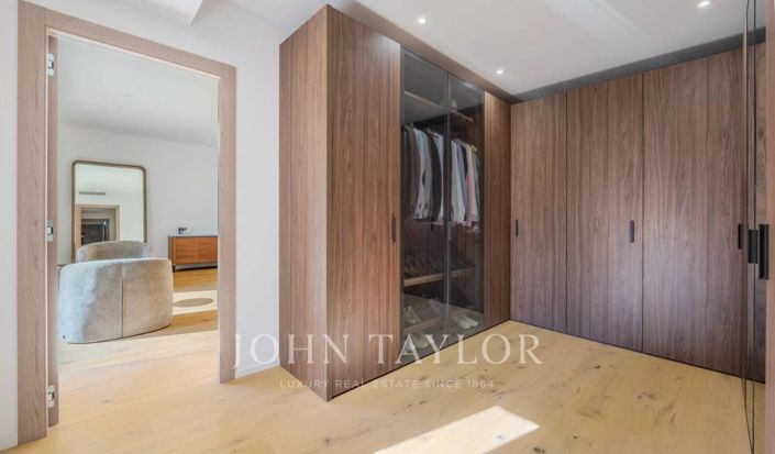 Image No.8-5 Bed House for sale