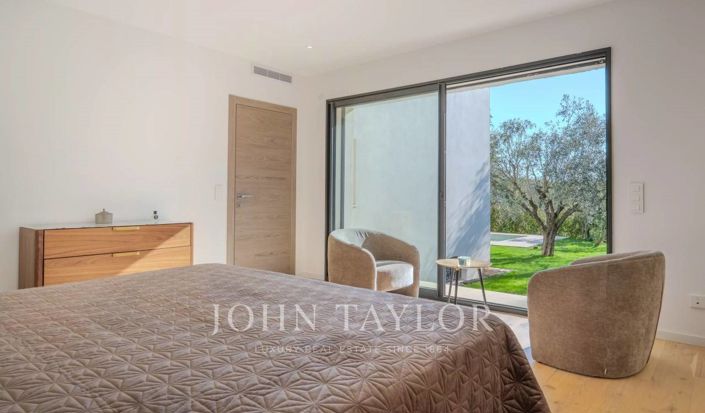 Image No.9-5 Bed House for sale
