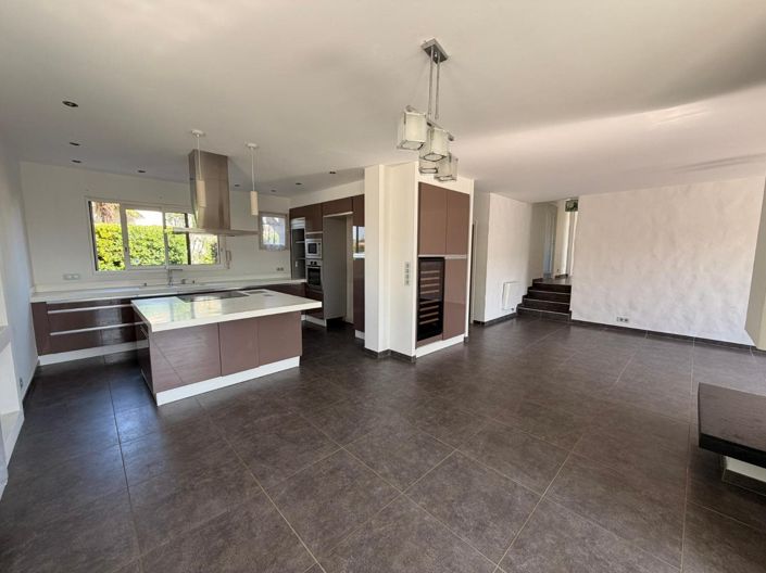 Image No.10-4 Bed House for sale
