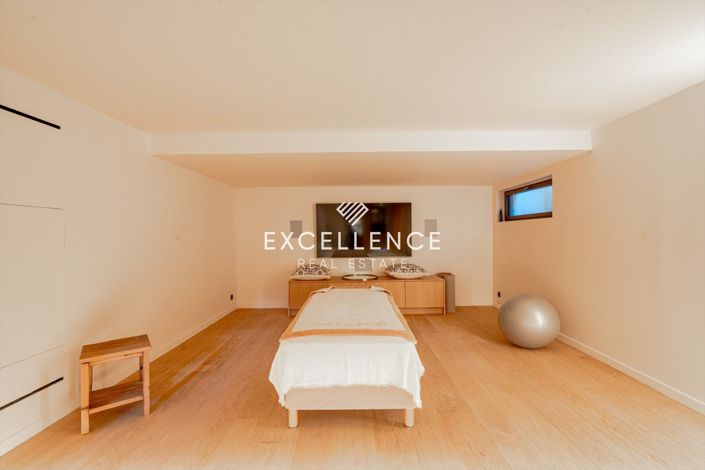 Image No.18-6 Bed Property for sale
