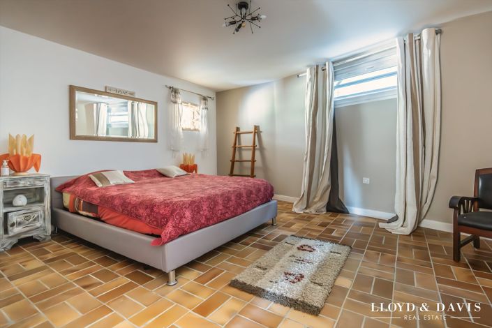 Image No.16-5 Bed House for sale
