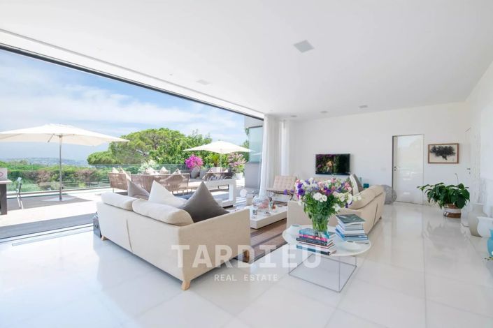 Image No.8-6 Bed House for sale