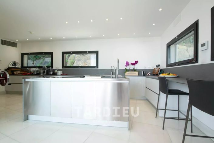 Image No.9-6 Bed House for sale