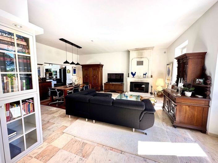 Image No.8-6 Bed House for sale