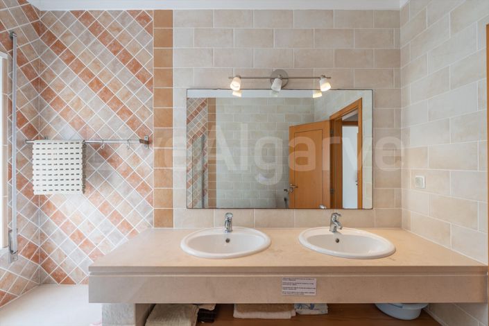 Image No.17-3 Bed House for sale