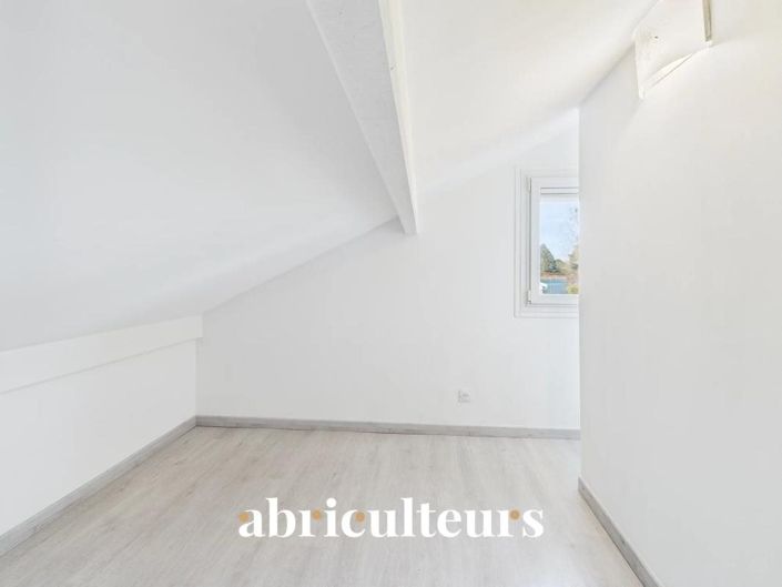 Image No.17-5 Bed House for sale