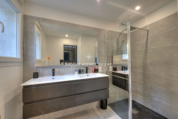 Image No.17-4 Bed House for sale