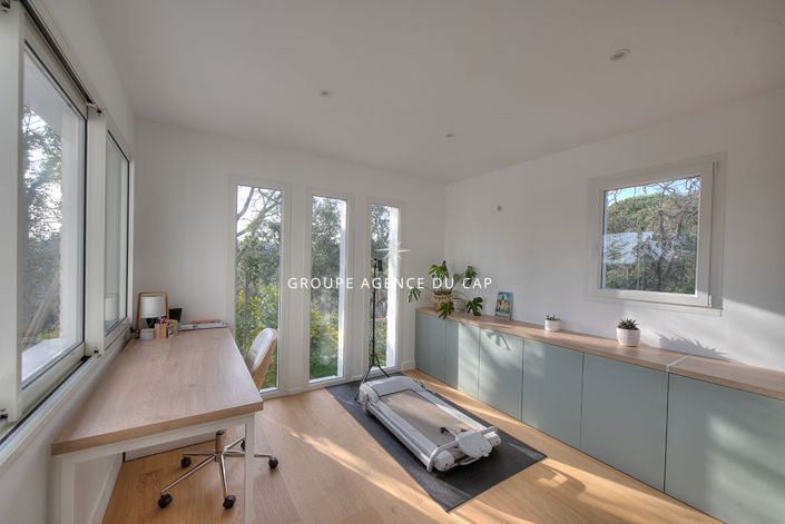 Image No.8-4 Bed House for sale
