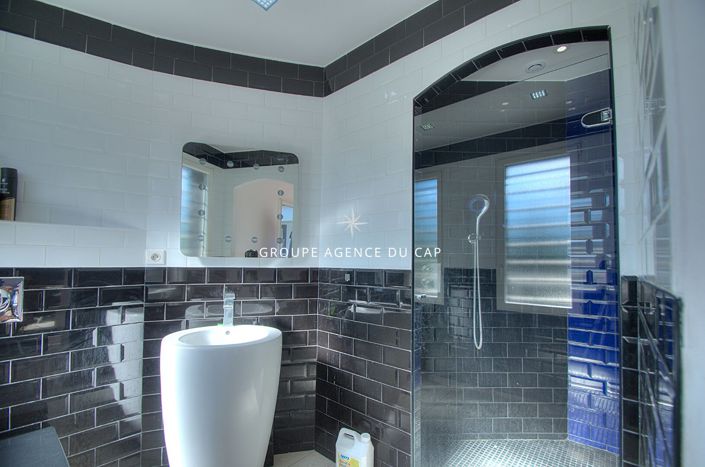 Image No.8-6 Bed House for sale