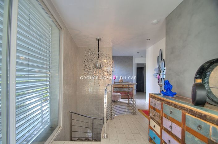 Image No.9-6 Bed House for sale