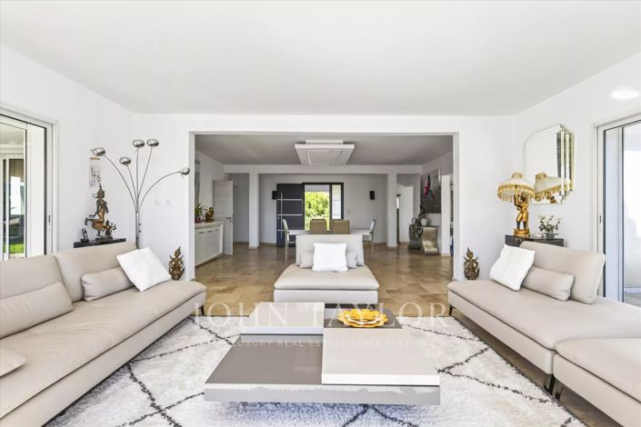 Image No.8-5 Bed House for sale