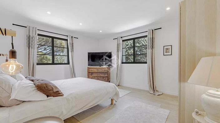 Image No.17-6 Bed House for sale