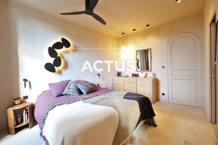 Image No.8-5 Bed House for sale