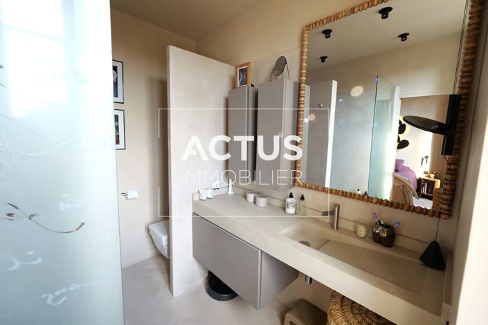 Image No.9-5 Bed House for sale