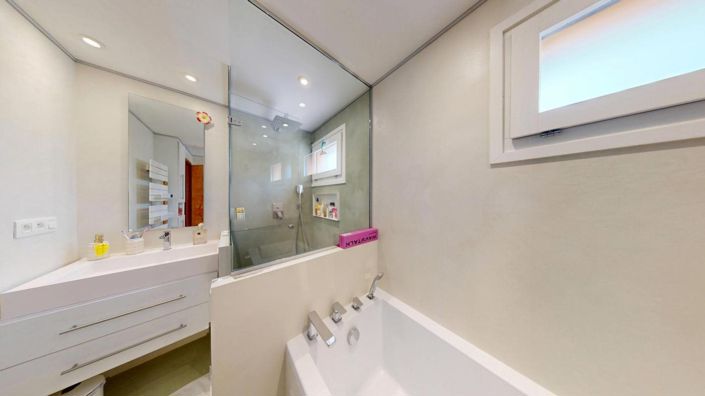 Image No.19-3 Bed Property for sale