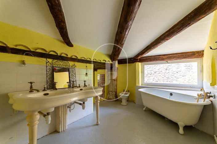Image No.8-6 Bed House for sale