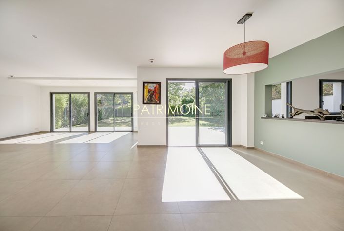 Image No.5-6 Bed House for sale