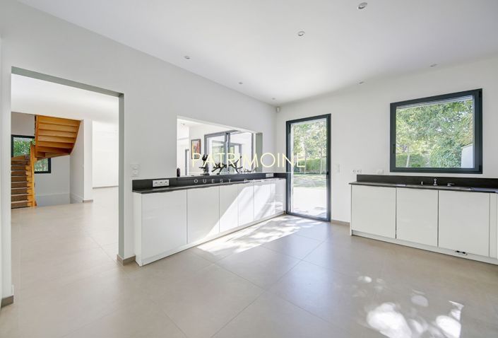 Image No.6-6 Bed House for sale