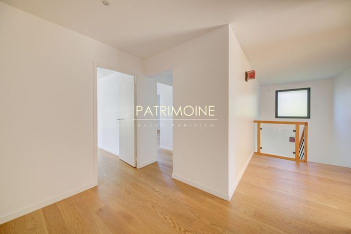 Image No.8-6 Bed House for sale