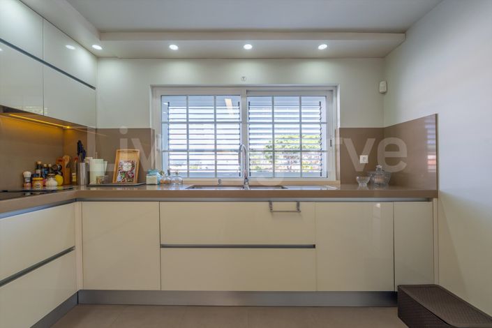 Image No.10-3 Bed House for sale
