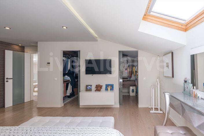 Image No.24-3 Bed House for sale