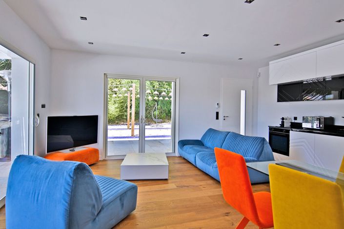 Image No.11-8 Bed House for sale