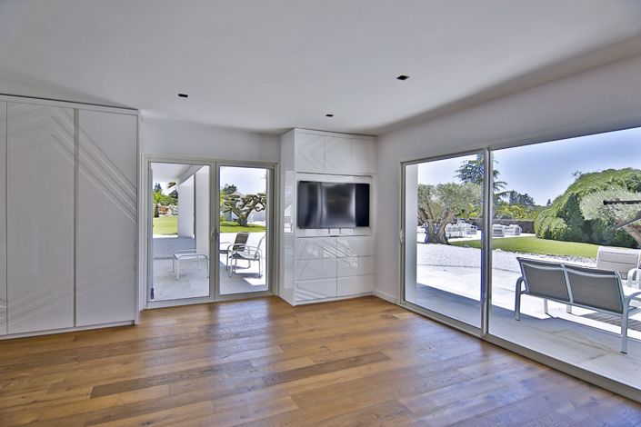 Image No.12-8 Bed House for sale