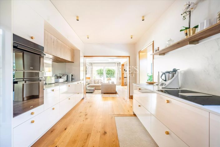 Image No.8-5 Bed House for sale