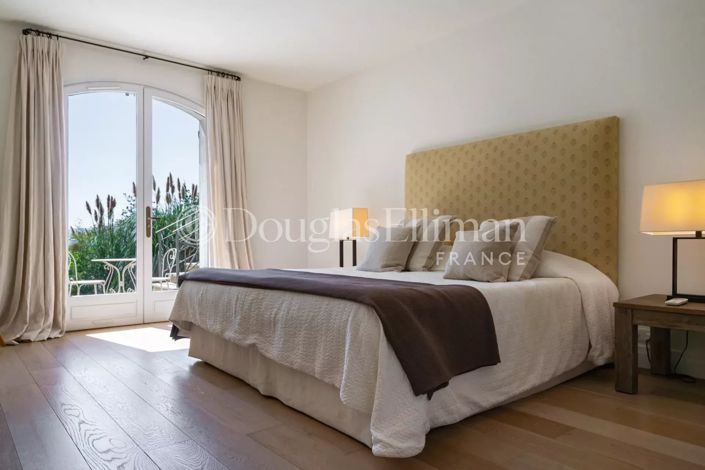 Image No.9-6 Bed House for sale